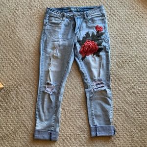 ❌SOLD❌Rose stitching detail 3/4 cropped jeans